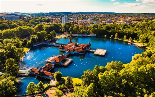 Heviz - tu najdete največje aktivno termalno jezero na svetu