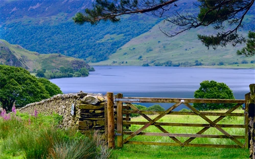 Angleško podeželje - pogled na enega izmed jezer v narodnem parku Lake district