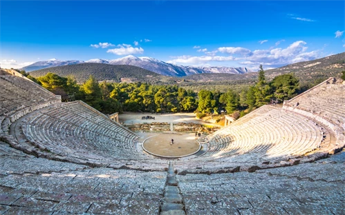 Odlično ohranjeno starogrško gledališče v Epidavrosu