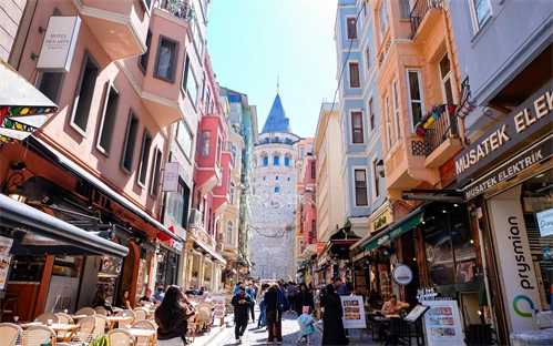 Pogled na stolp Galata iz ulice
