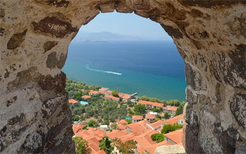 Pogled na obalo Lesbosa z gradu Mytilene