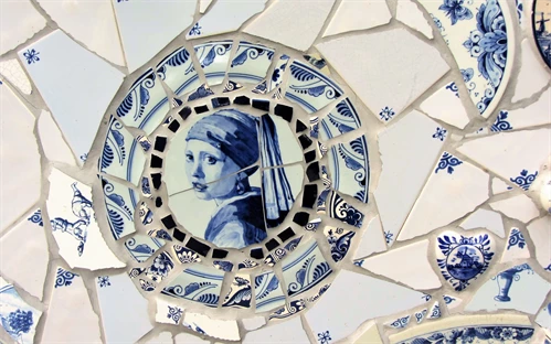 Delfov svetovni znani porcelan poslikan z motivom Vermeerja