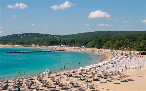 Slikovita črnomorska plaža poimenovana Sončna obala