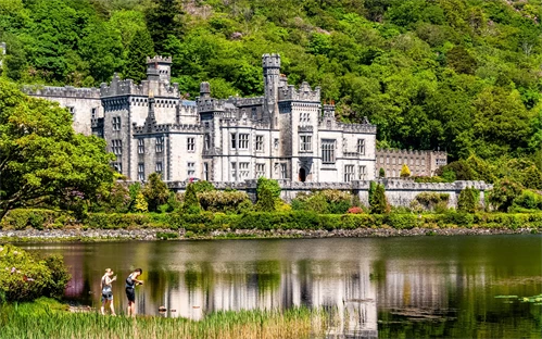 Dvorec Kylemore Abbey v okolici Galwaya