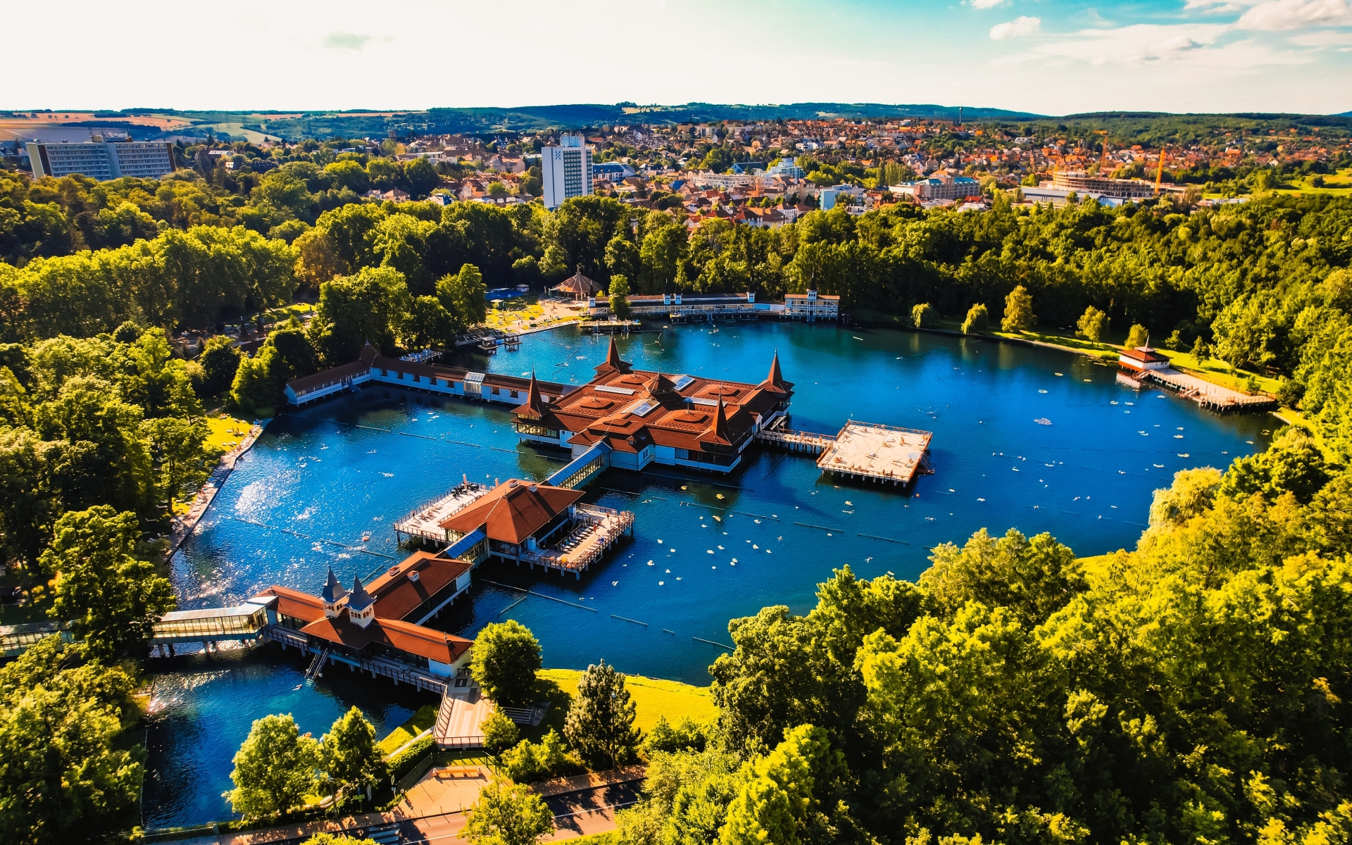 Heviz - tu najdete največje aktivno termalno jezero na svetu