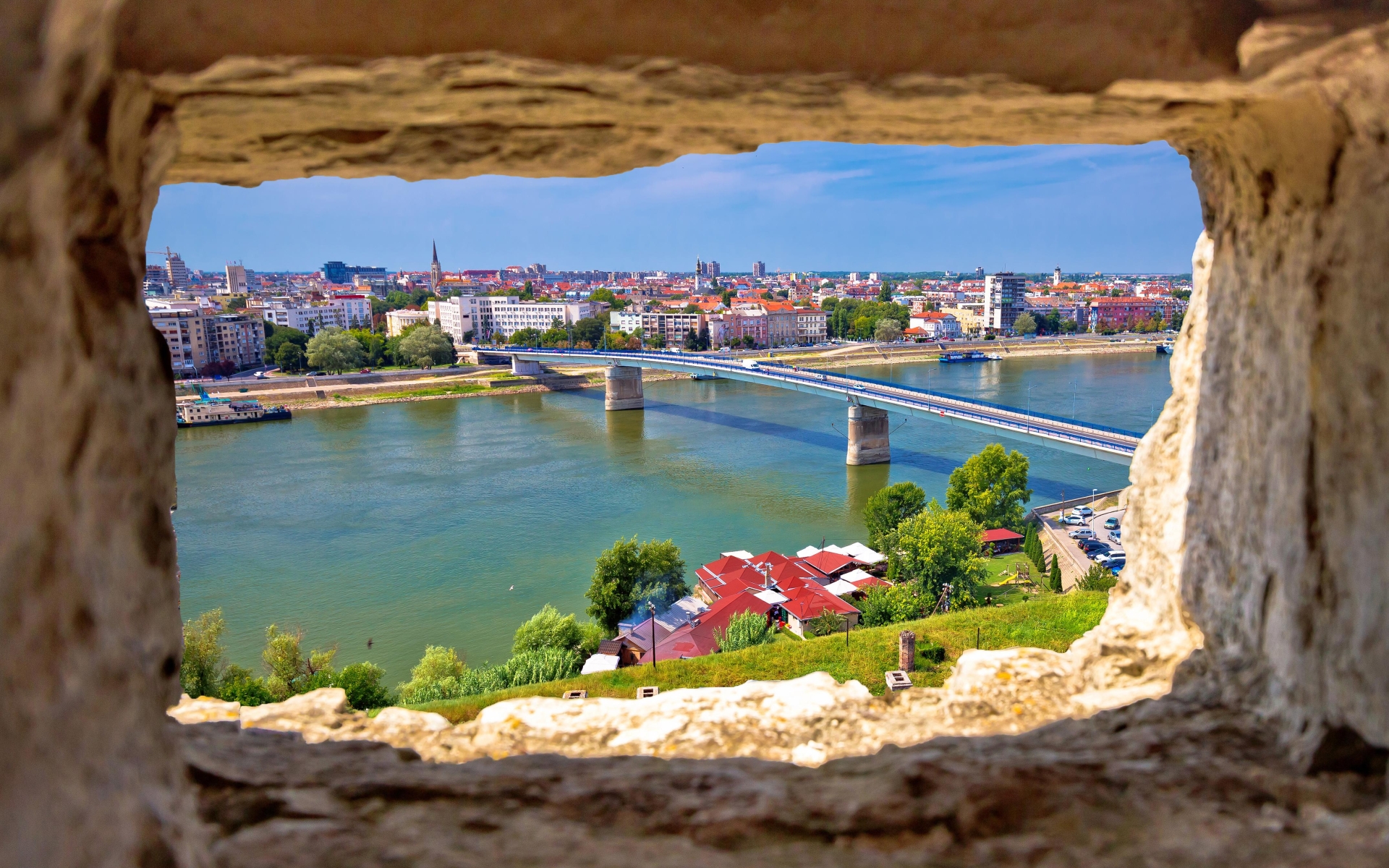 Pogled na novi sad z trdnjave Petrovaradin