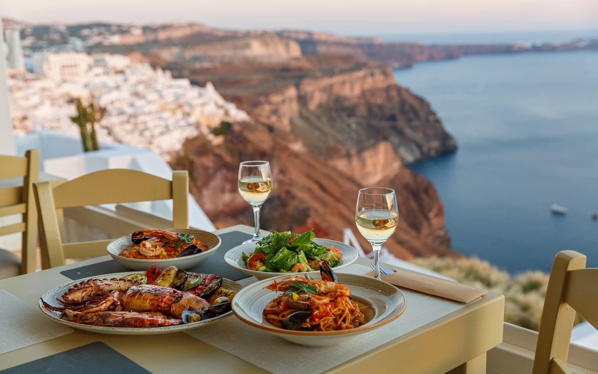 Tradicionalna grška kuhinja postrežena z razgledom na morje - Oia, Santorini