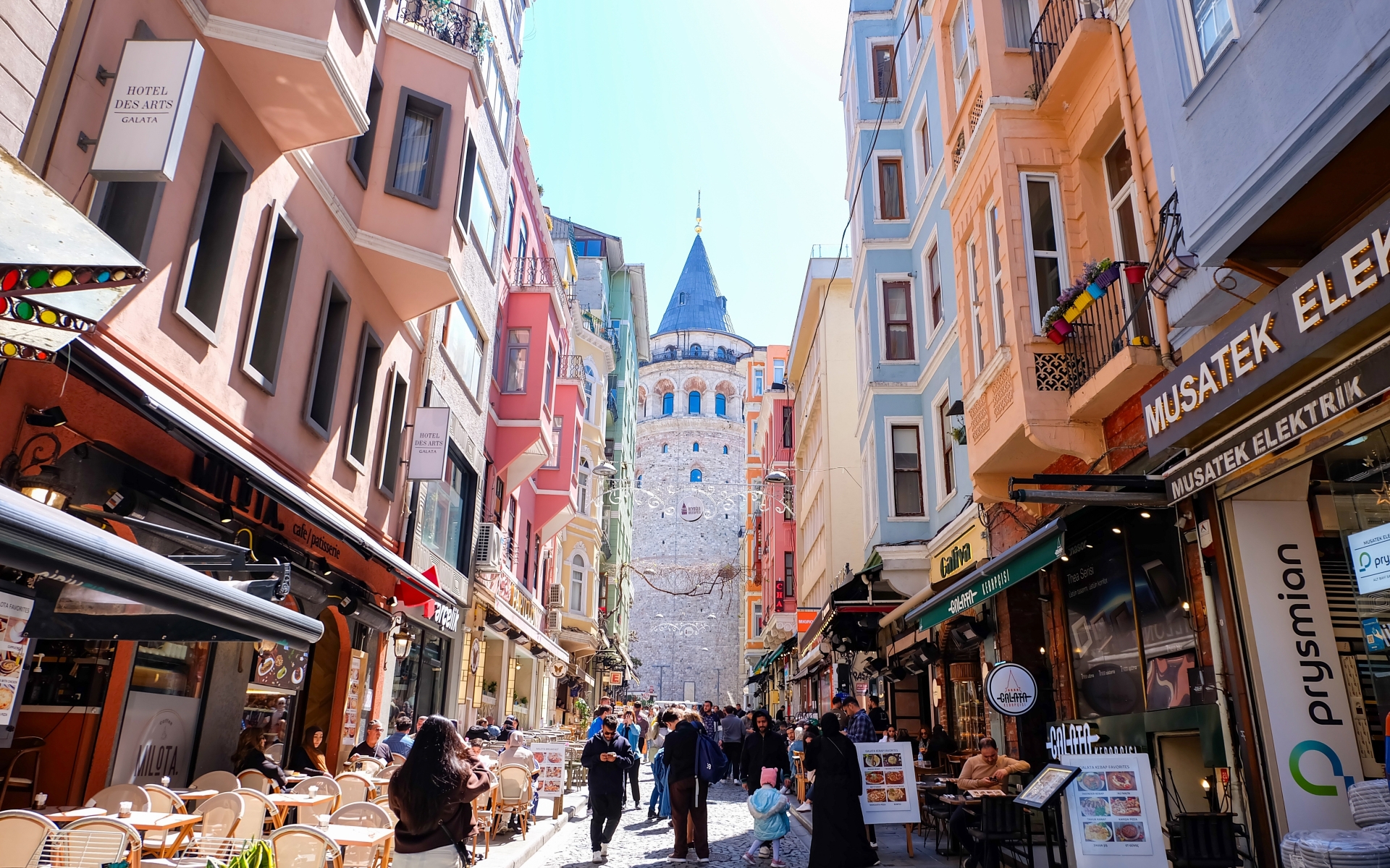 Pogled na stolp Galata iz ulice