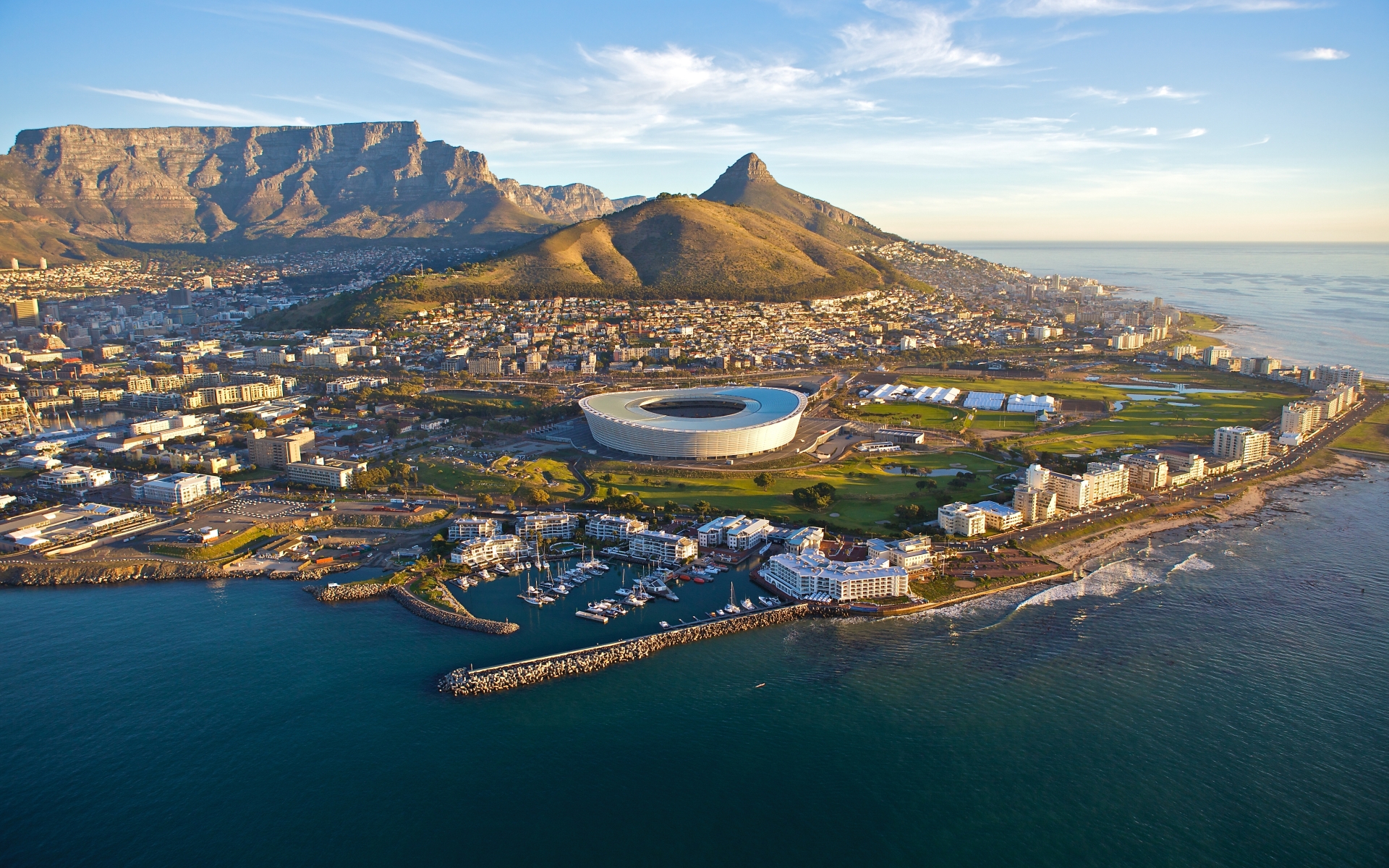 Cape town Panorama kjer se vidi tudi štadion kjer se je leta 2010 gostilo svetovno prvenstvo v nogometu