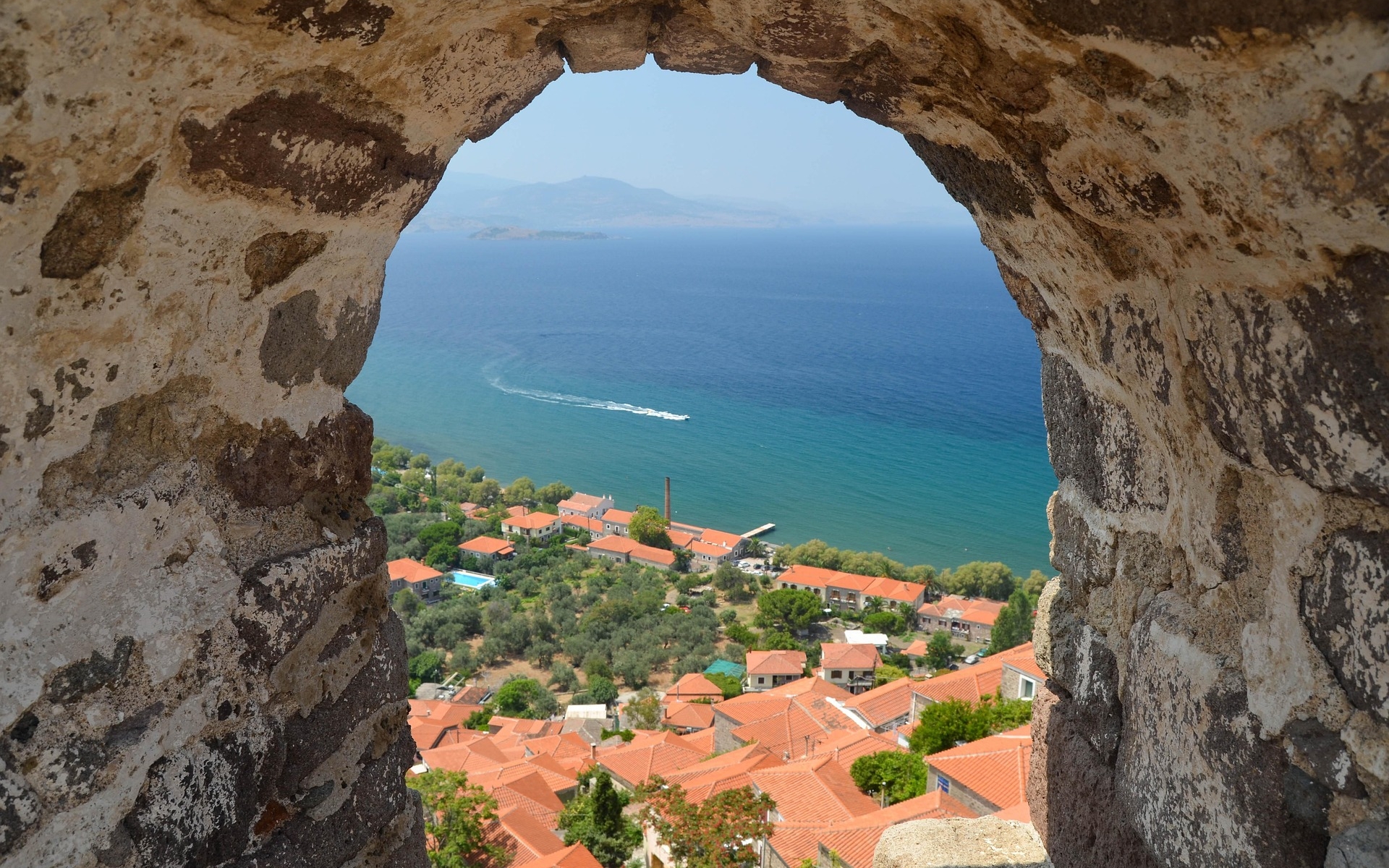 Pogled na obalo Lesbosa z gradu Mytilene