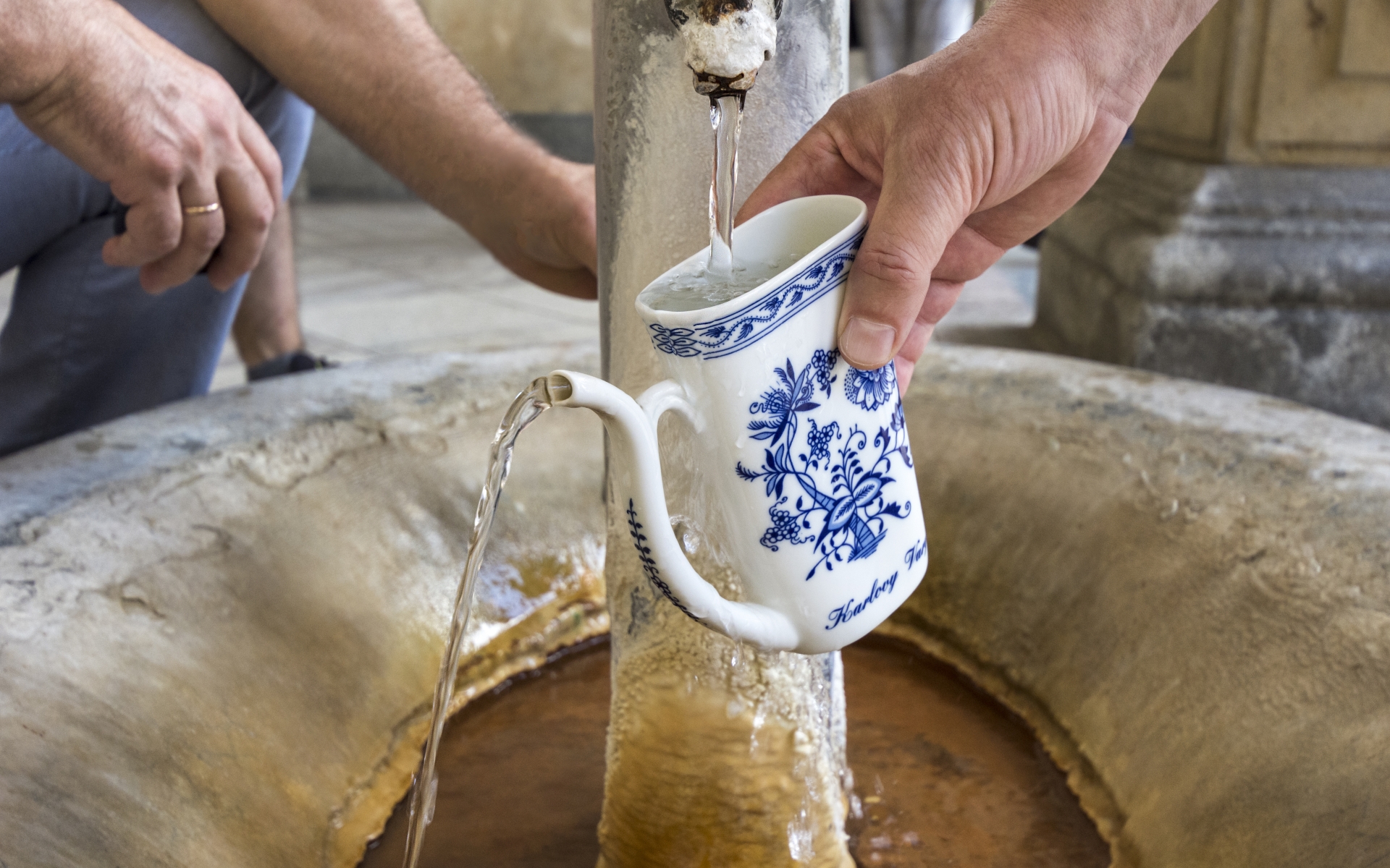 Karlovy vary - poizkusite termalno vodo iz tradicionalnih šalic