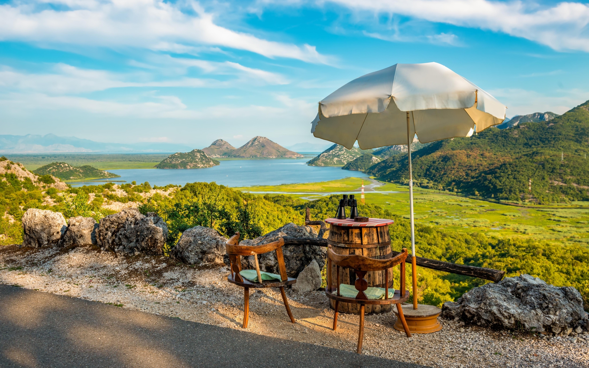 Obcestni pogled na Skadarsko jezero