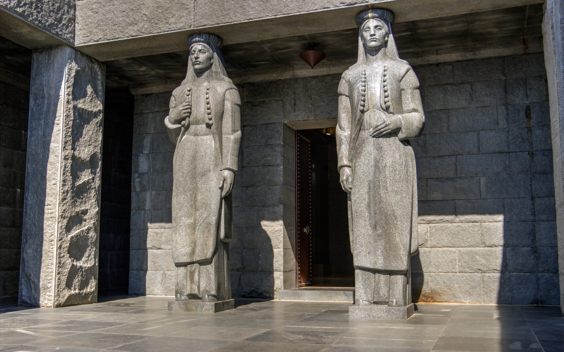 Lovcen - vhod v Njegosev mavzolej